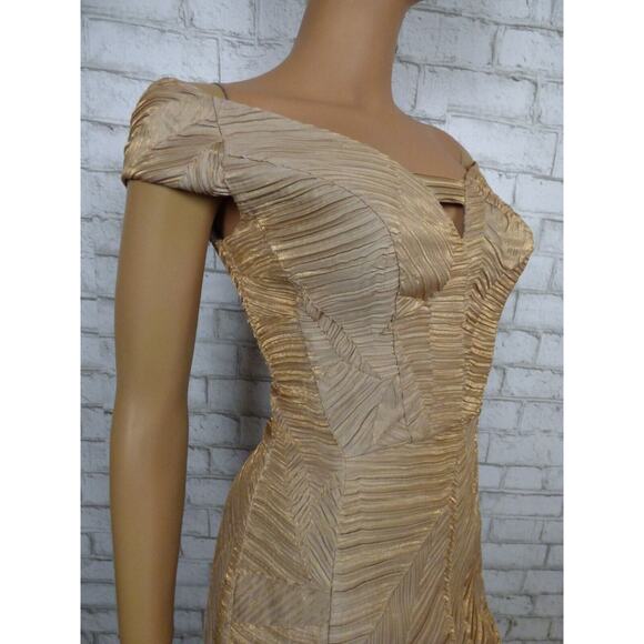 $690 Black Halo Eve Gold Metallic Harrow Off Shoulder Sheath Gown 2 NWT - Picture 4 of 16